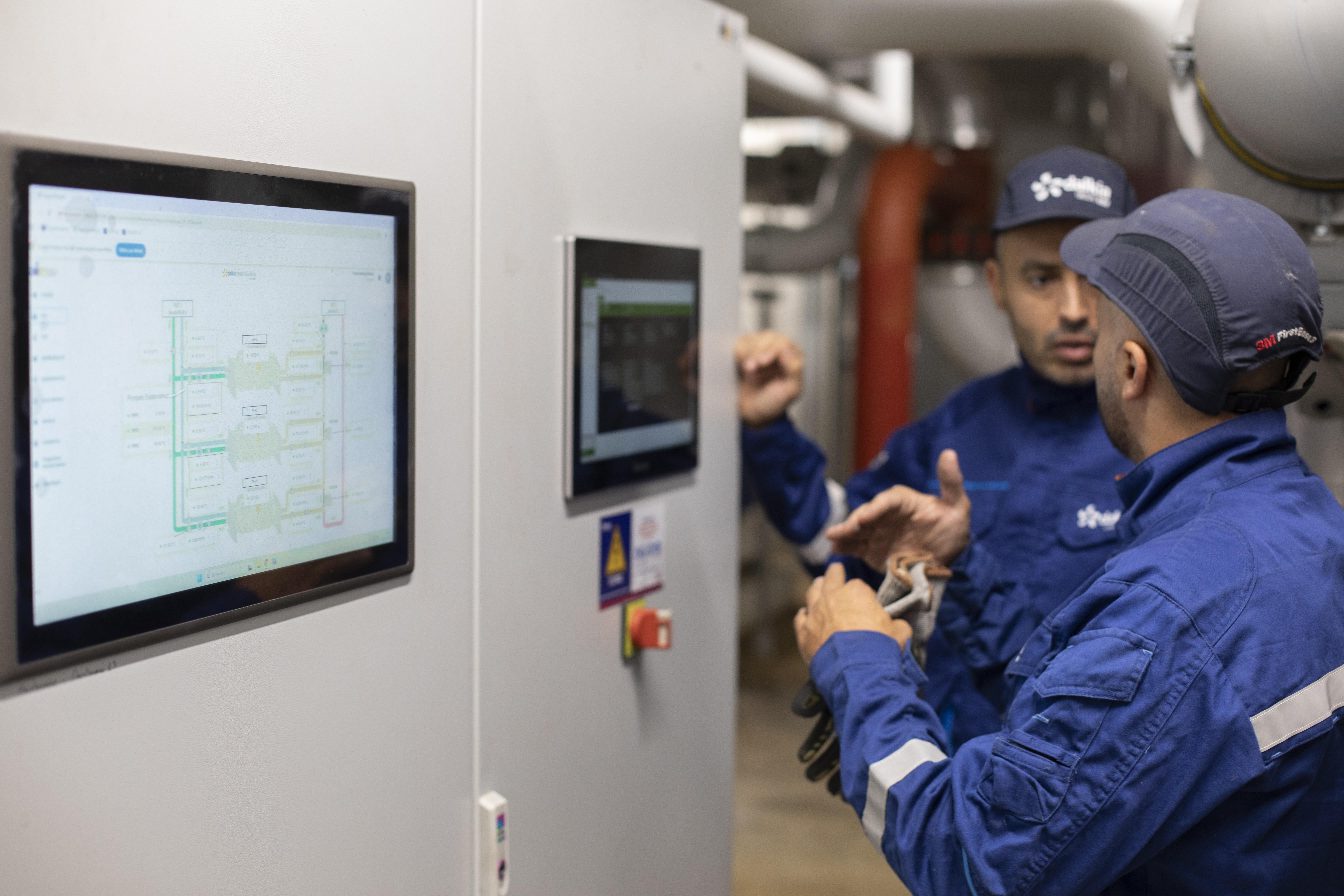 Techniciens devant écran